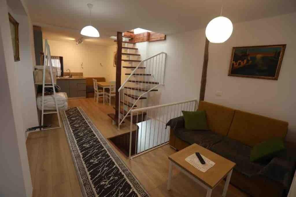 Charming House Apartment Pogradec Bagian luar foto