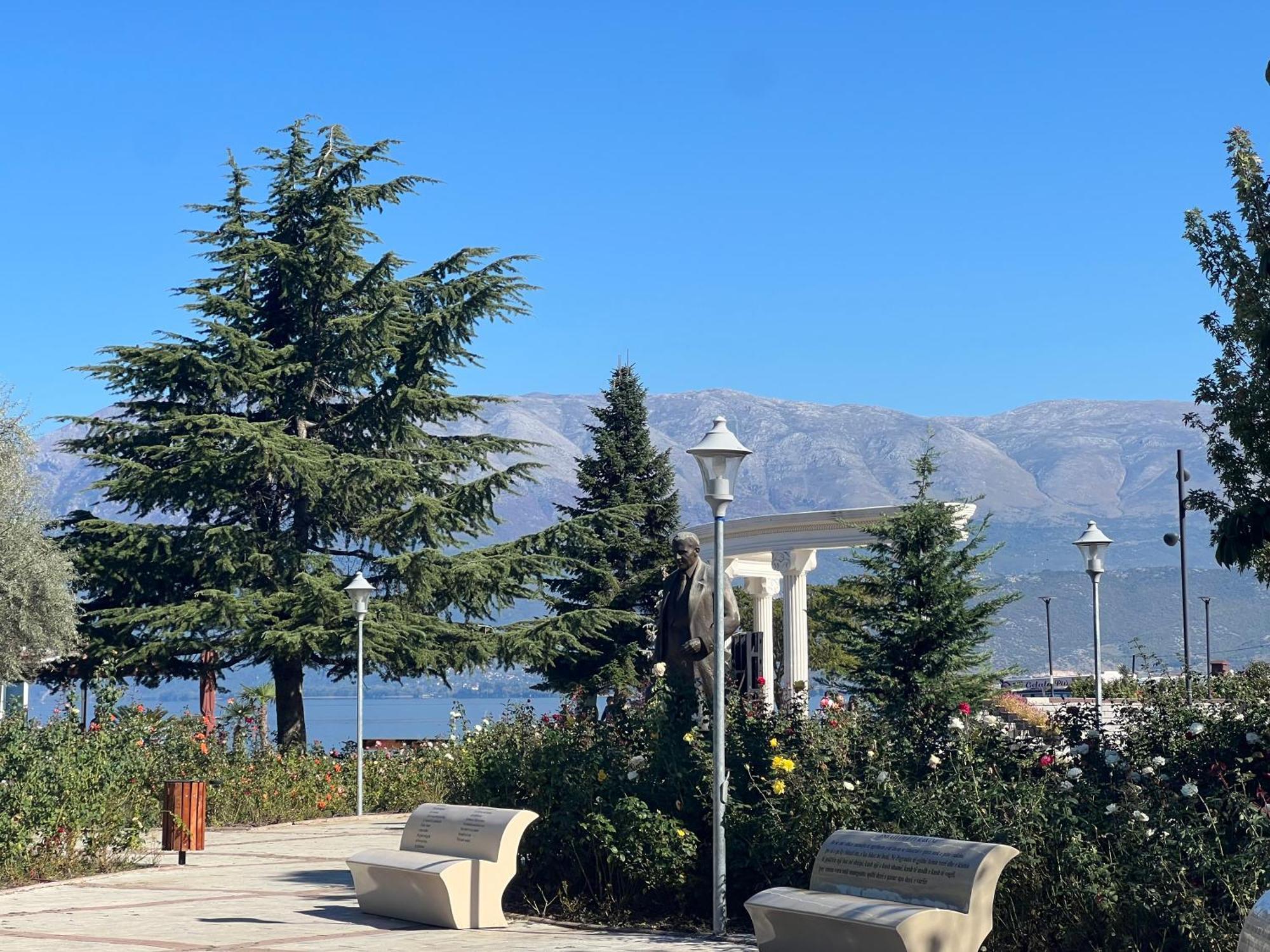 Charming House Apartment Pogradec Bagian luar foto